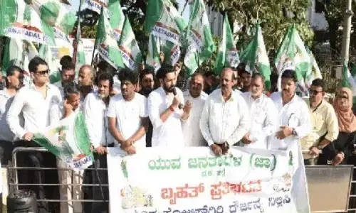 JD(S) youth wing protests against moral policing