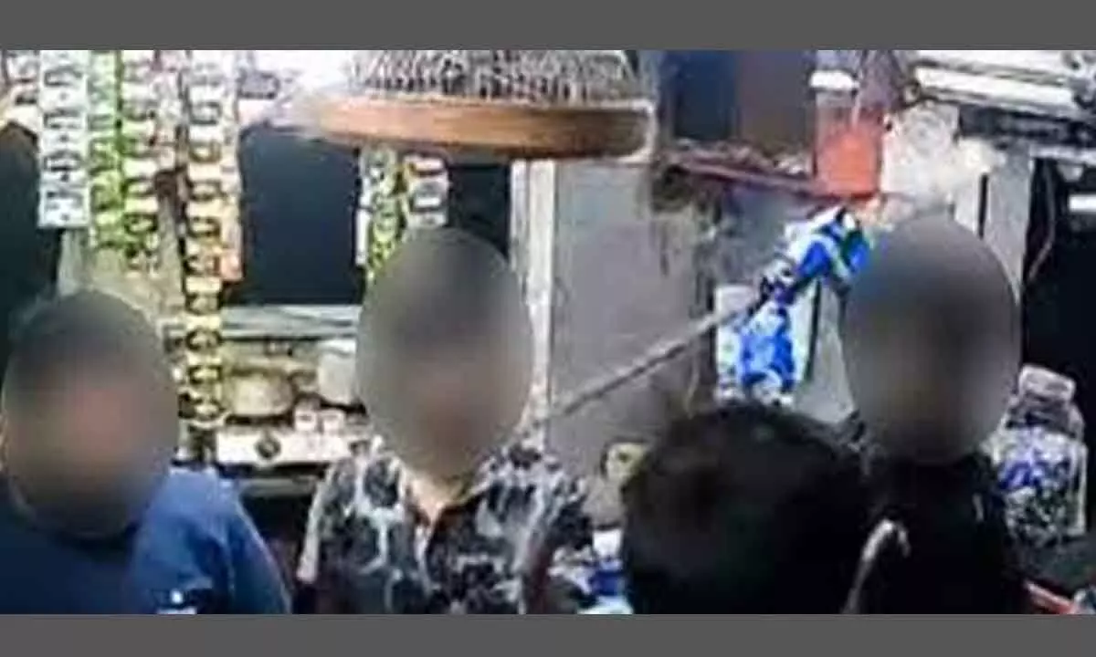 Hyderabad: Goons threaten tea shop owner with gun and knife in Old City