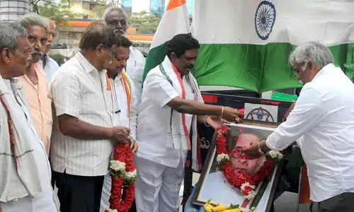 Former MLA Yalamanchili Ravi, city Congress president Naraharasetti Narasimha Rao and other leaders paying floral tributes to Kakani Venkata Ratnam, on his 50th death anniversary, at Benz Circle in Vijayawada on Sunday  	Photo: Ch Venkata Mastan