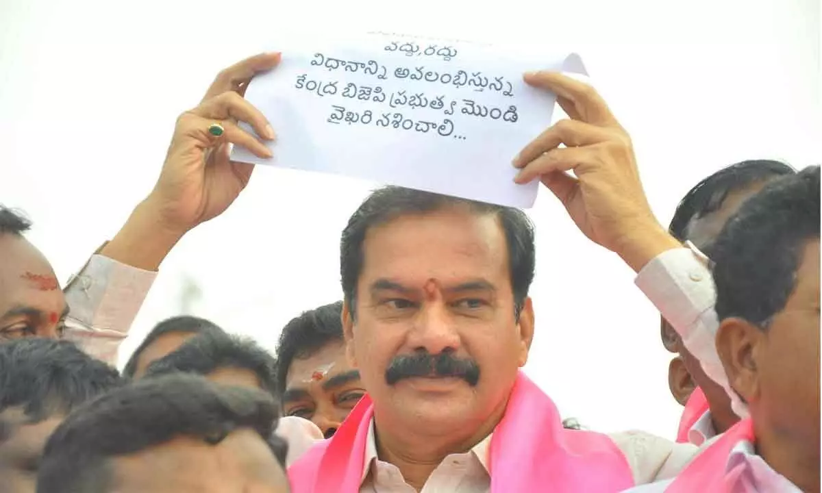 Chief Whip D Vinay Bhaskar holding aloft a placard at BRS cadres’ dharna in  Kazipet on Monday