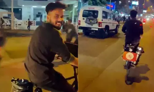 Student Became Inspiration As He Sells Tea To Pay For His Coaching Classes