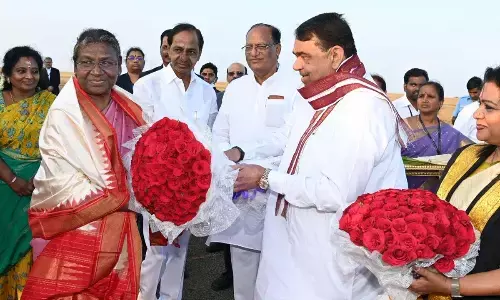KCR introduces BRS leaders to Prez Droupadi Murmu