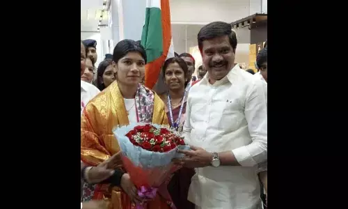Roads and Buildings Minister Vemula Prashant Reddy congratulating ace boxer Nikhat Zarin
