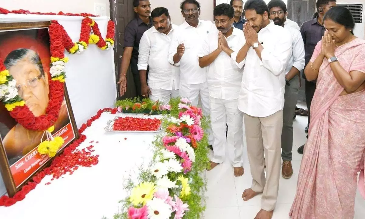 Chief Minister YS Jagan Mohan Reddy paying tributes to Theresamma, Minister Audimulapu Suresh’s mother, at the Minister’s camp office in Yerragondapalem on Tuesday