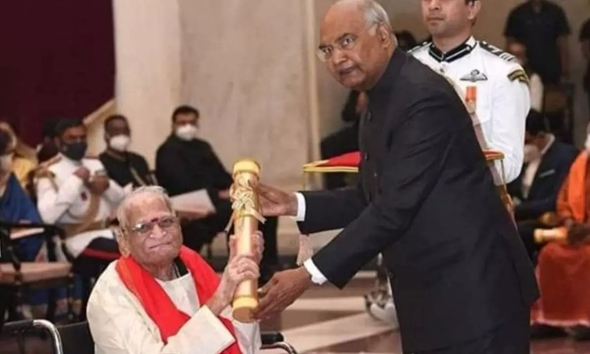 File photo of Sribhashyam Vijayasarathi receiving Padma Shri award from former Ram Nath Kovind.