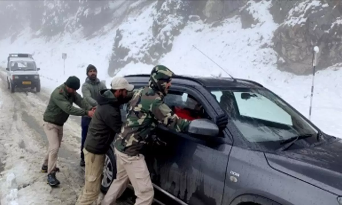 J&K Police rescues 52 stranded tourists in Budgam