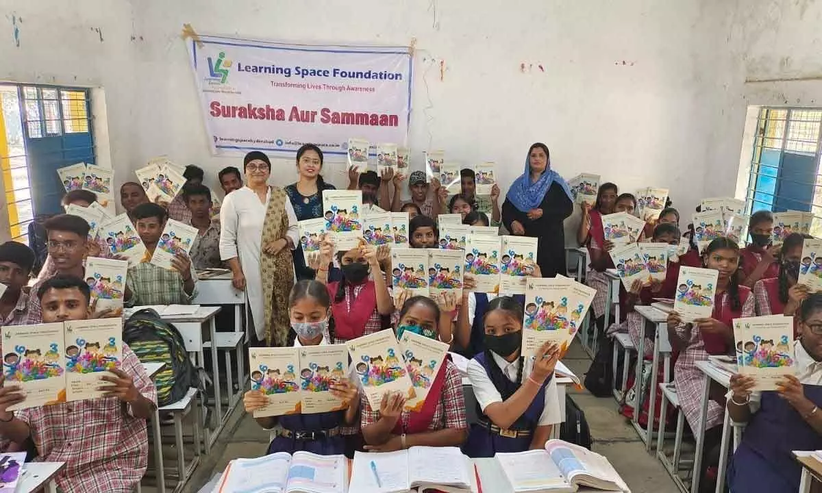 800 notebooks distributed to underprivileged students