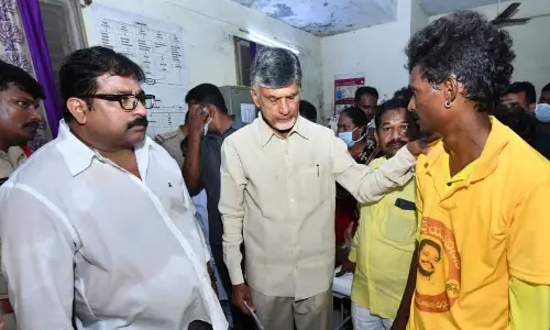 Chandrababu meets kin of deceased in Kandukur stampede, assures TDP support