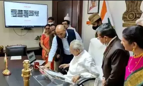 Governor Biswabhusan Harichandan launching the ANU alumni website at Raj Bhavan in Vijayawada on Thursday. ANU Vice-Chancellor Prof Rajasekhar is also seen.
