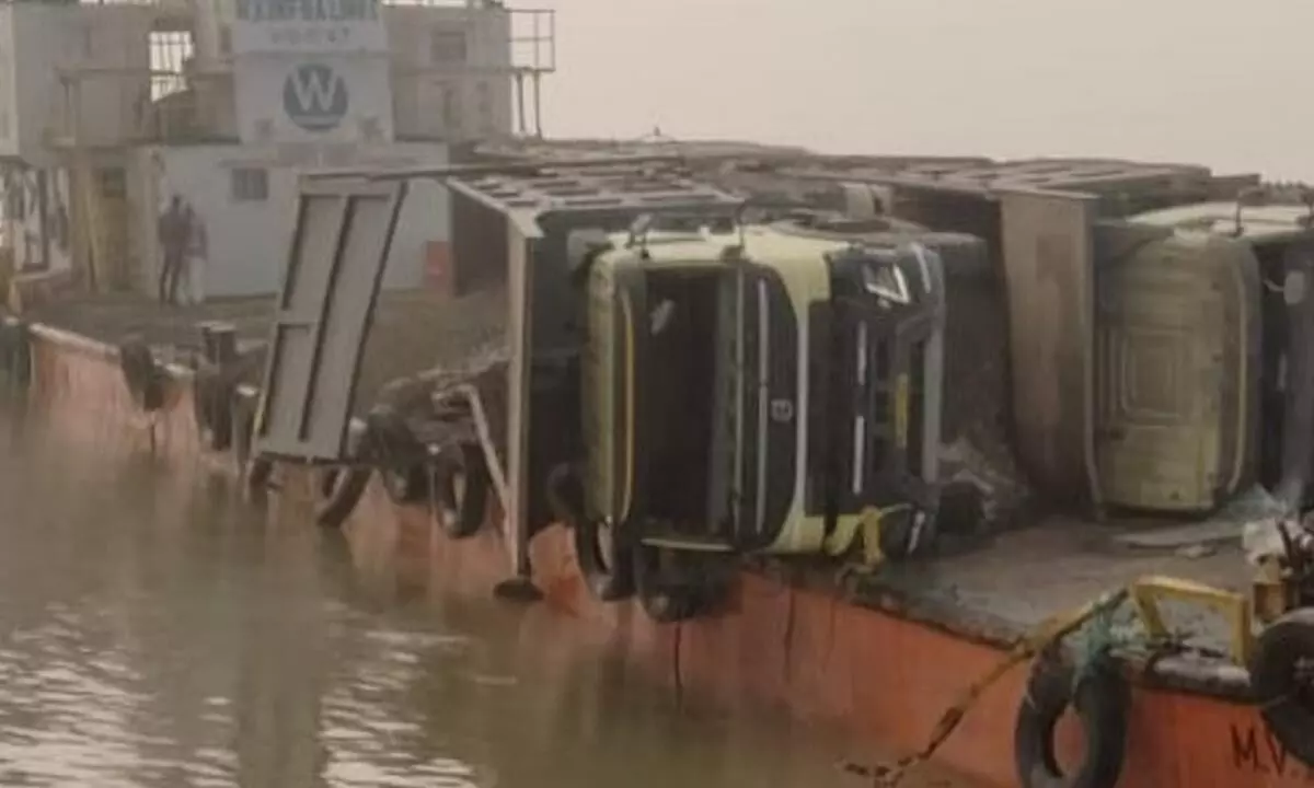 Jharkhand: 7 trucks fall into Ganga as cargo ship overturns, one driver missing