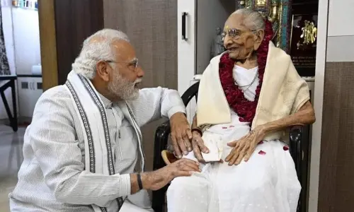 Prime Minister Narendra Modi and mother Heeraben