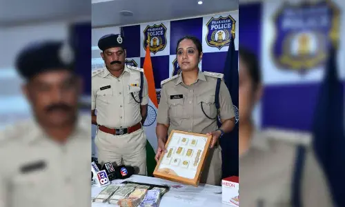 The SP showing gold and cash recovered from dacoits