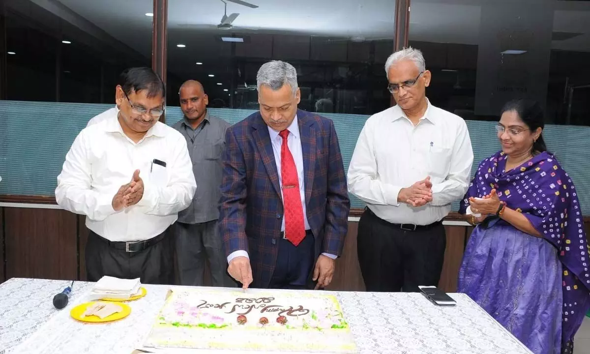 APSRTC MD Dwaraka Tirumala Rao cutting a cake as part of the New Year celebrations in Vijayawada on Sunday