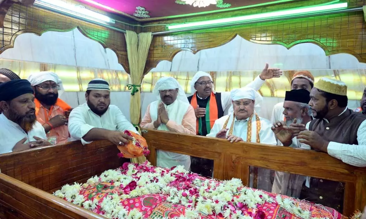 Nadda offers chadar at dargah in Maharashtras Chandrapur