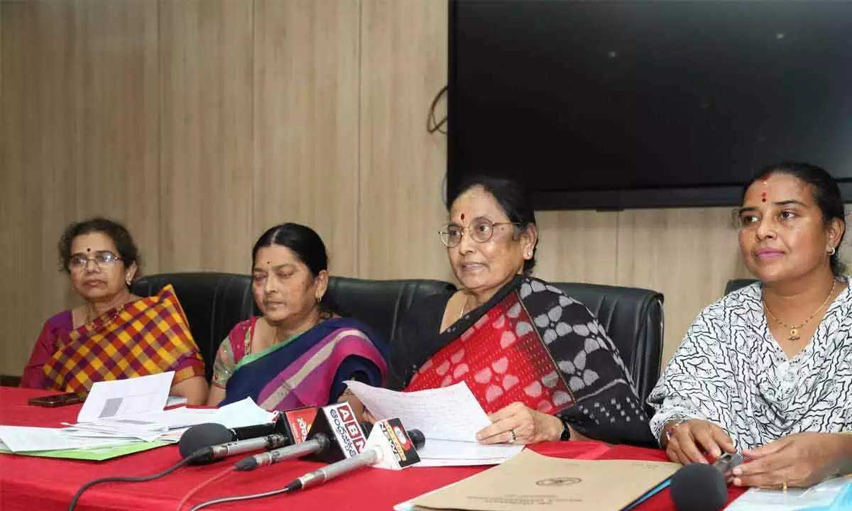 SPMVV Vice-Chancellor Prof D Jamuna disclosing details of ‘Padma Tarang’ to mediapersons in Tirupati on Monday. Organising committee members Dr RNS Saileswari, Prof T Tripura Sundari and Prof BN Neelima are also seen.
