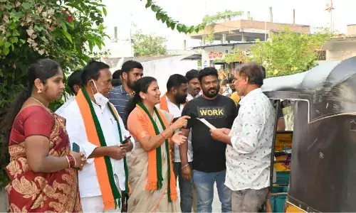 Hanumakonda district president Rao Padma interacting with an auto-rickshaw driver at Peddammagadda in Warangal on Monday