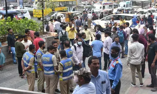 Flash strike by Metro ticketing staff over low salaries