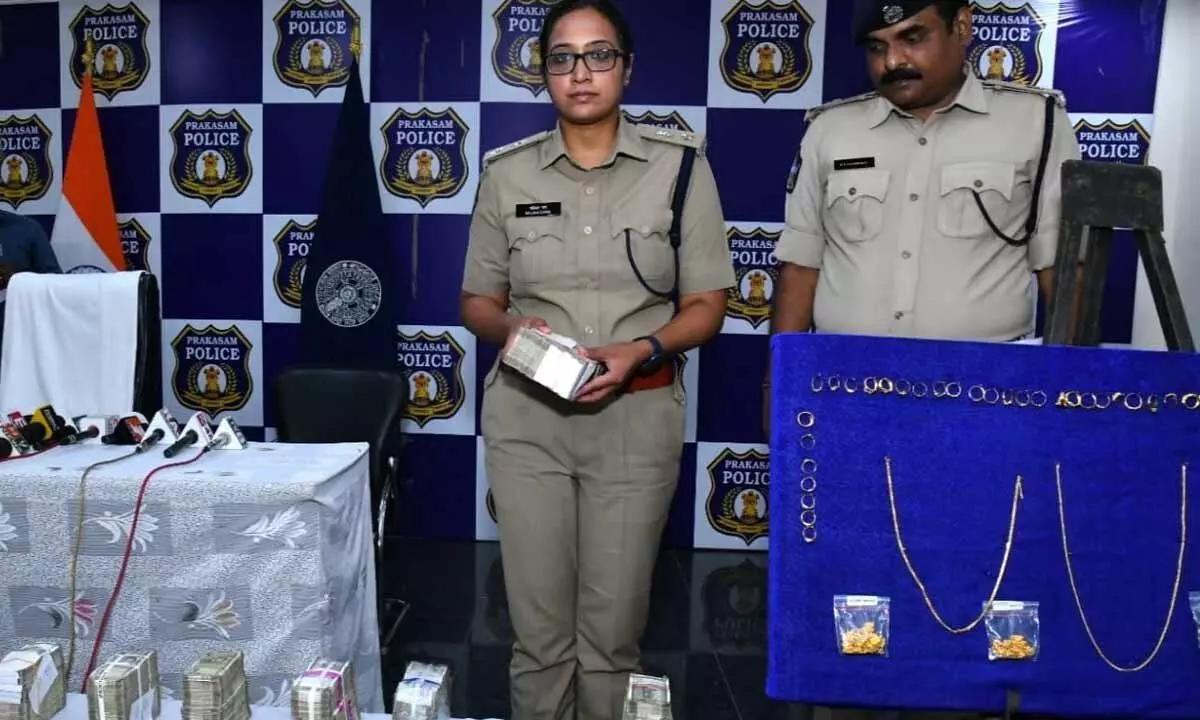 SP Malika Garg producing cash and gold recovered in two theft cases, at a press meet in Ongole on Wednesday