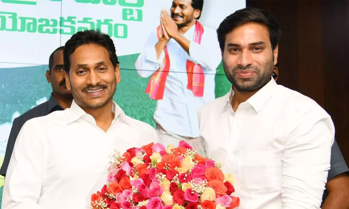 YSRCP leader Devineni Avinash presenting a bouquet to Chief Minister Y S Jagan Mohan Reddy during a meeting of the party activists belonging to Vijayawada East constituency at the CM’s camp office in Tadepalli on Wednesday