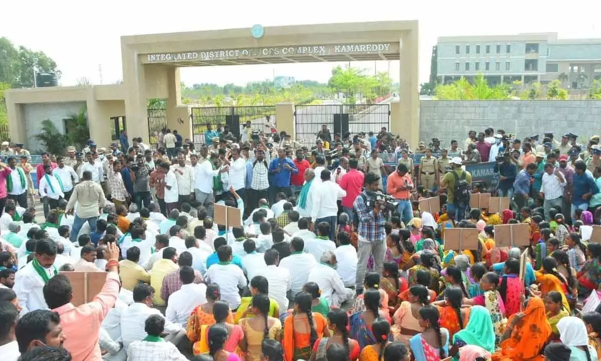 Protesting farmers at the Kamareddy Collectorate on Thursday.