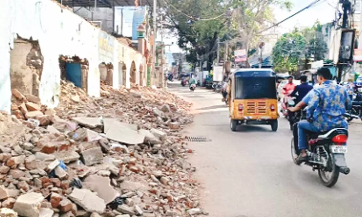 Road widening in Old City triggers traffic chaos