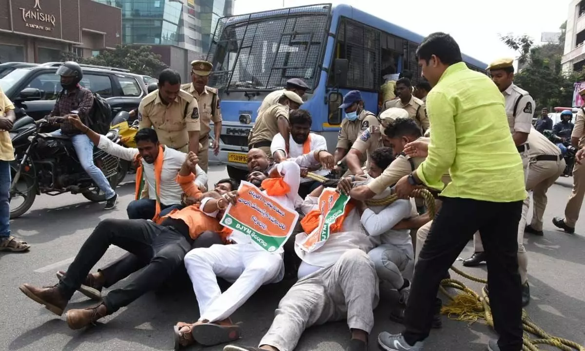 Tension prevails at Pragati Bhavan as cops thwart BJYM protest move