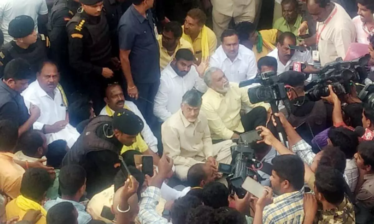 Chandrababu stages sit-in at Gudipally after police stops him, lashes out at police