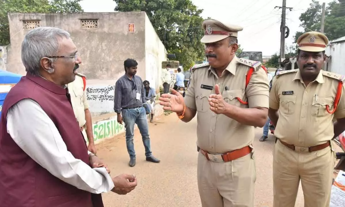 Circle Inspector Venkata Rao explaining to the AP Press Academy Chairman  K Srinivasa Rao on Friday about the roadshow spot in Kandukuru where a stamped occurred on December 28
