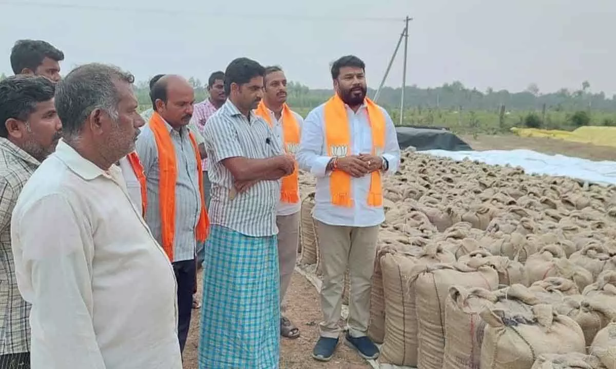 BJP Khammam parliamentary incharge Namburi Ramalingeswara Rao interacting with farmers at Kandukuru village in Sathupalli in the district on Friday