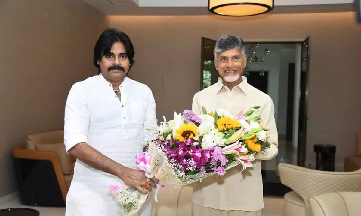 Pawan Kalyan meets Chandrababu in Hyderabad, likely to discuss of GO 1