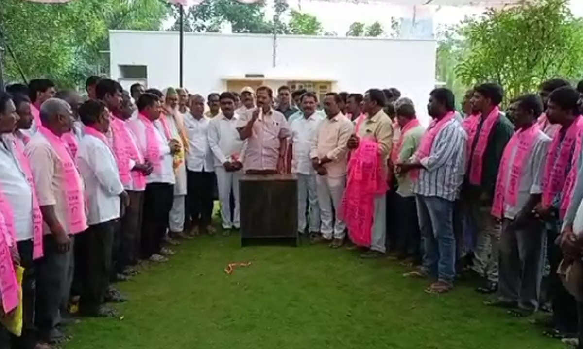 Minister Singireddy Niranjan Reddy after welcoming 50 Tapi Mestri Association members into BRS party at his camp office in Wanaparthy on Sunday.
