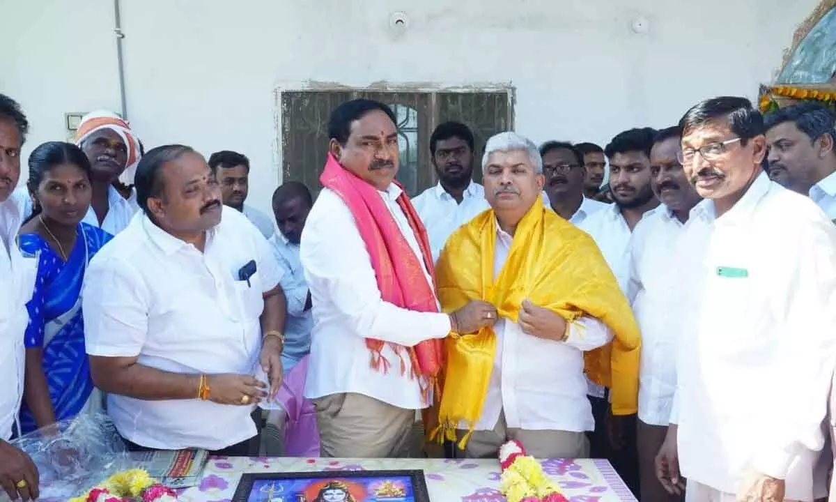 Panchayat Raj and Rural Development Minister Errabelli Dayakar Rao felicitating former Rajya Sabha member Rapolu Ananda Bhaskar at Kodakandla on Tuesday