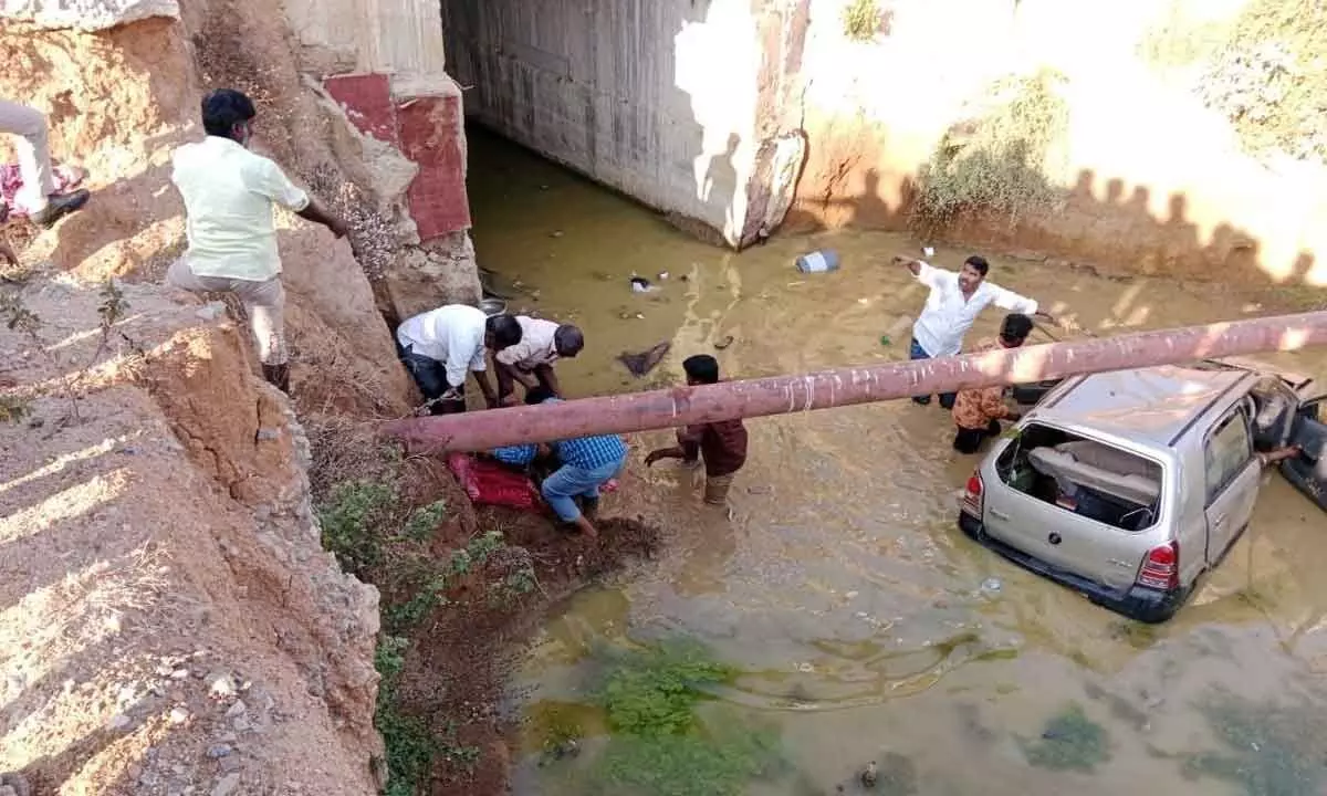 Siddipet: 5 die, 1 injured after car falls into canal