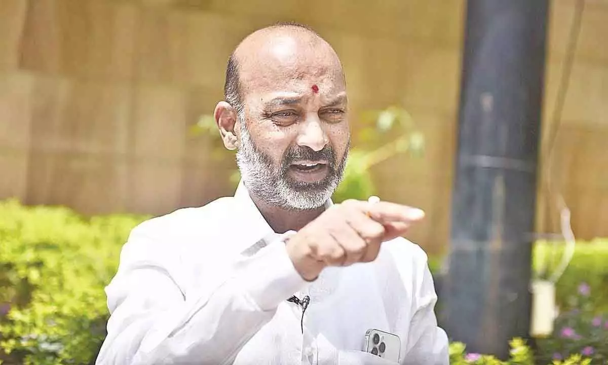 KCR used non-State cadre IAS & IPS as pawns: Bandi