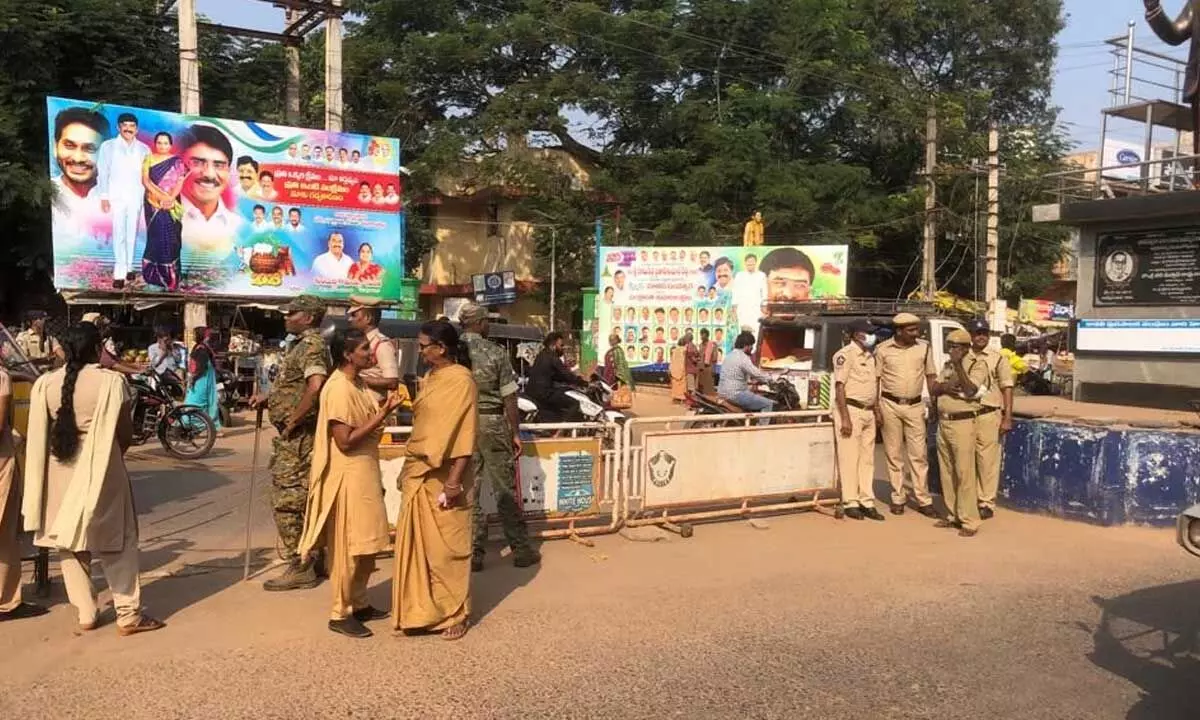 Police personnel deployed at Bridge Centre in Kavali town in connection Chalo Kavali agitation on Tuesday