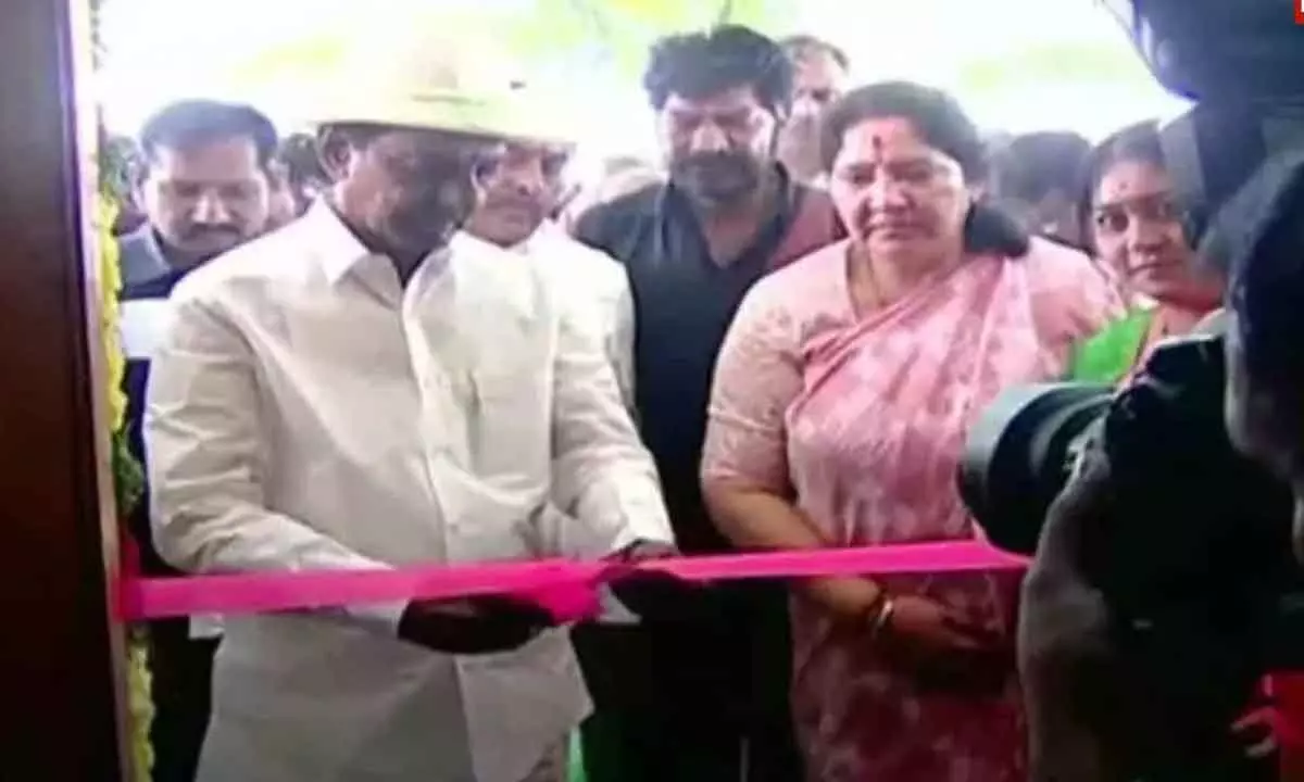 KCR inaugurates BRS office in Mahbubabad, receives warm welcome