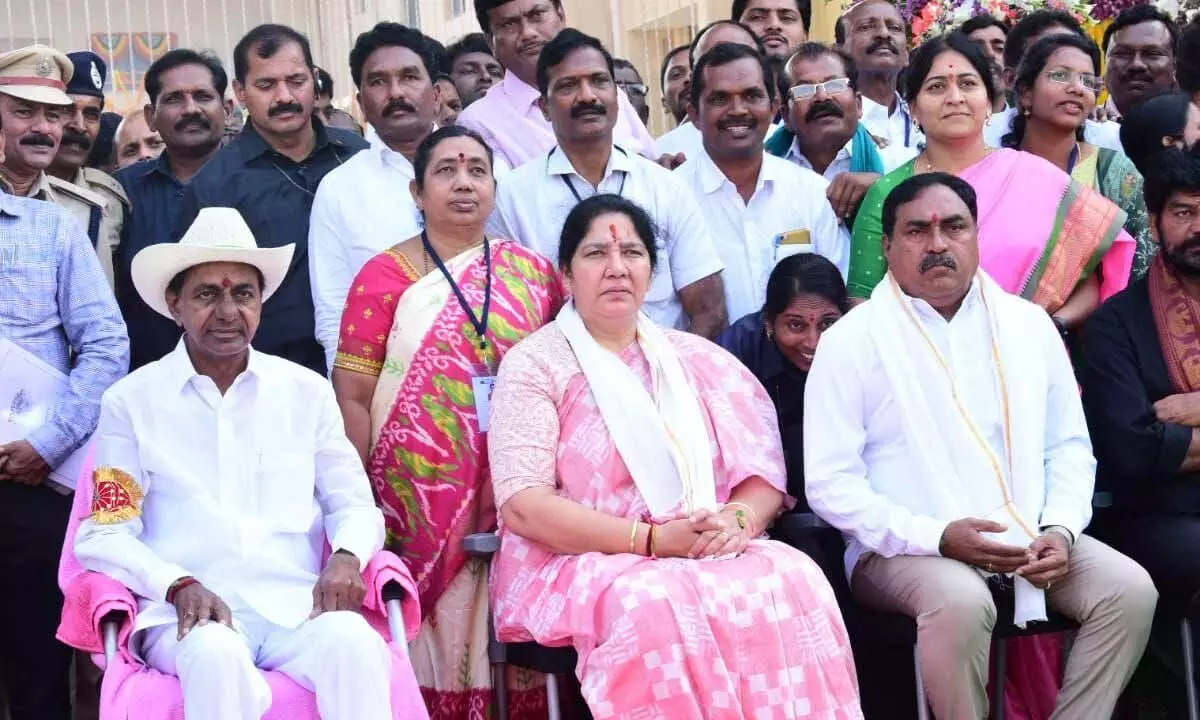 Minister for Panchayat Raj and Rural Development Errabelli Dayakar Rao and Minister for Tribal welfare Satyavathi Rathod with tthe Chief Minister K Chandrasekhar Rao at the inauguration of the Integrated Collectorate Complex in Mahabubabad on Thursday
