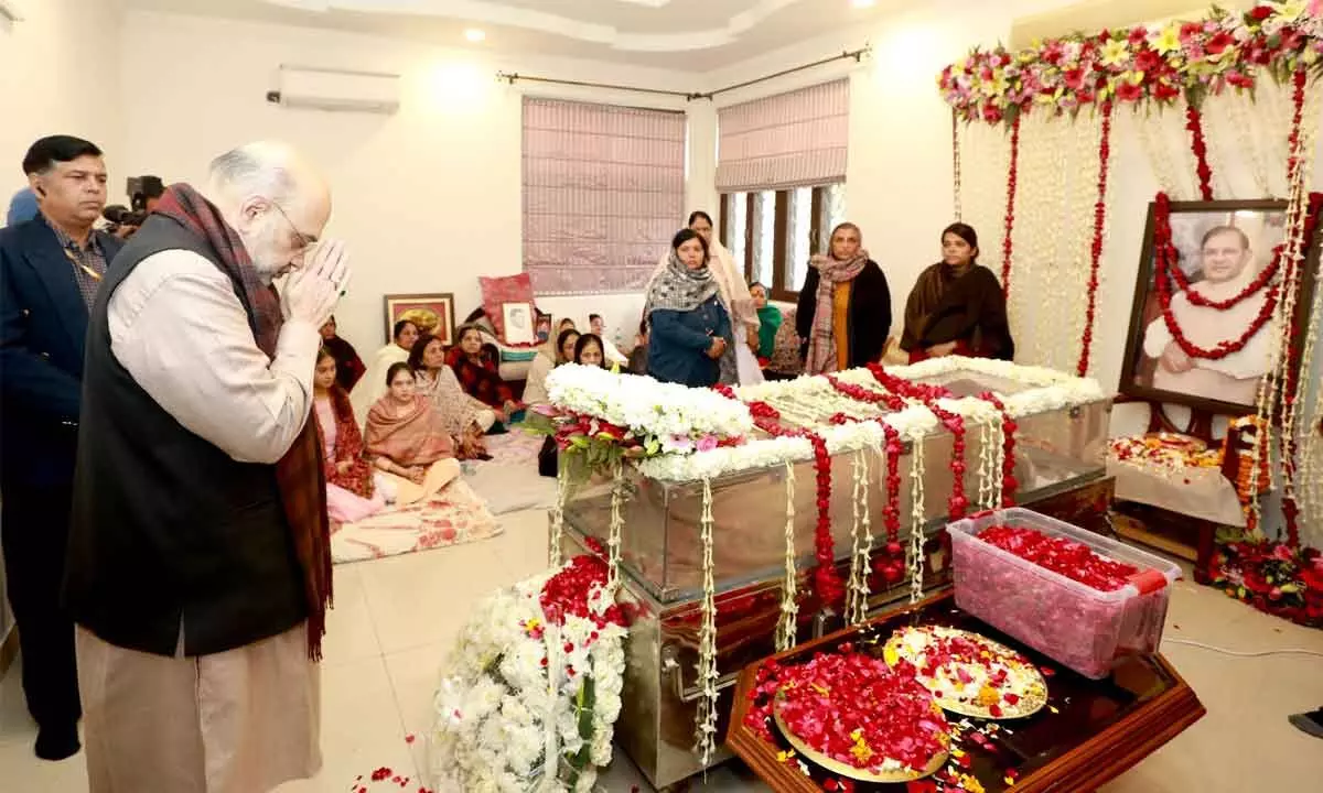 Prez Murmu, Amit Shah pay homage to Ex-minister Sharad Yadav at his residence