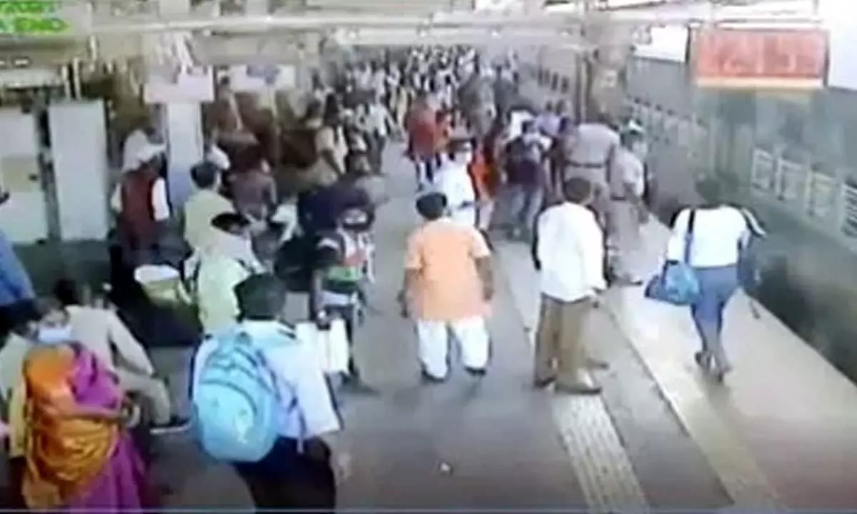 Woman RPF constable saves woman from coming under train in Maharashtra