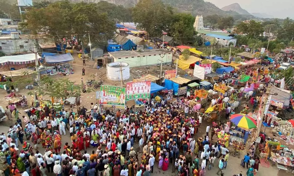 thousands of devotees throng Inavole, Kothakonda Jatara