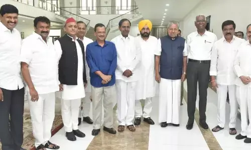 Kerala CM Pinarayi Vijayan inaugurates Collectorate in Khammam