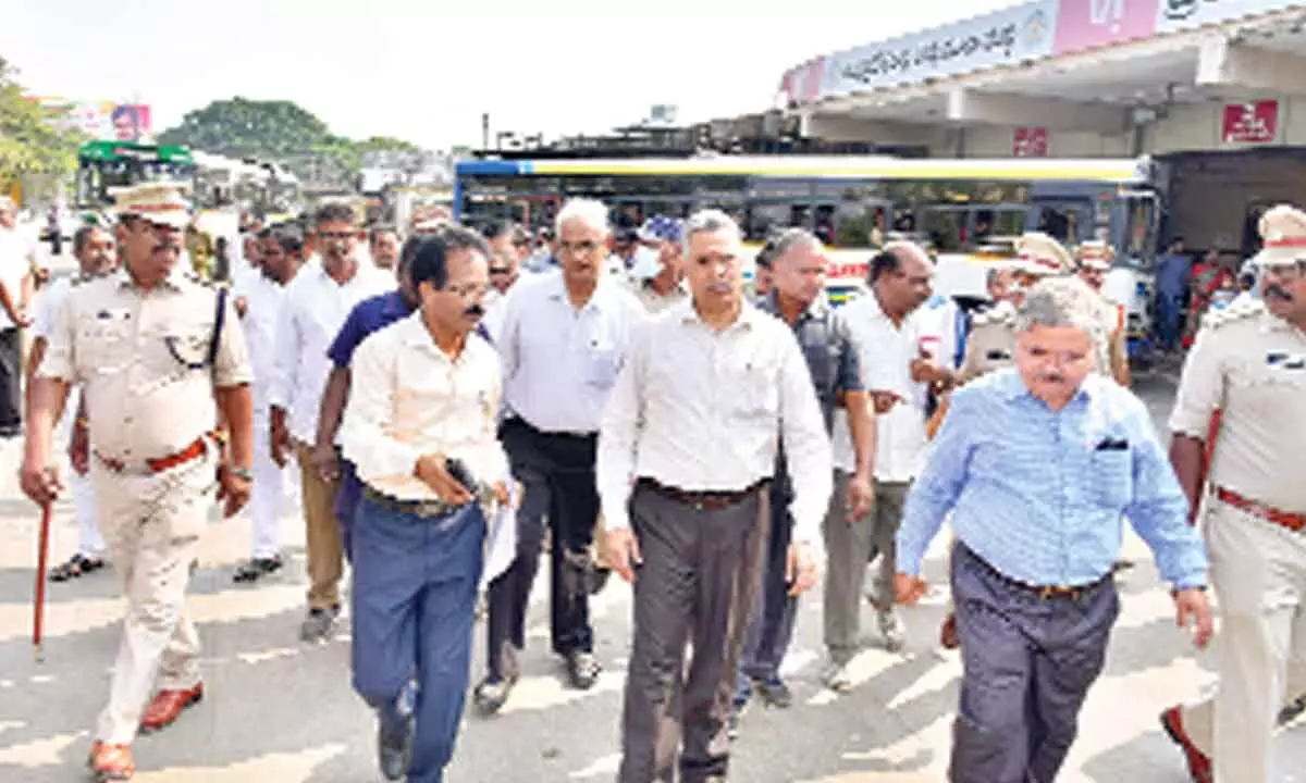 APSRTC Managing Director and Vice-Chairman Dwaraka Tirumala Rao inspecting Machilipatnam RTC depot on Thursday