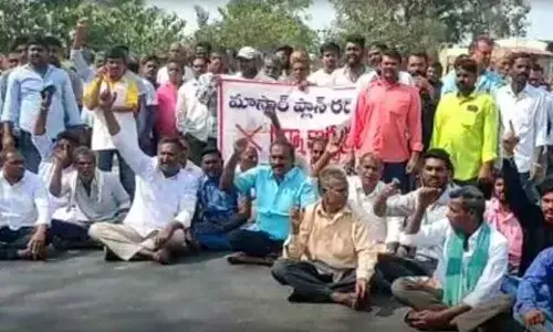 Farmers intensifies protest against Master plan, to stage sit-in on Jagityal-Nizamabad road