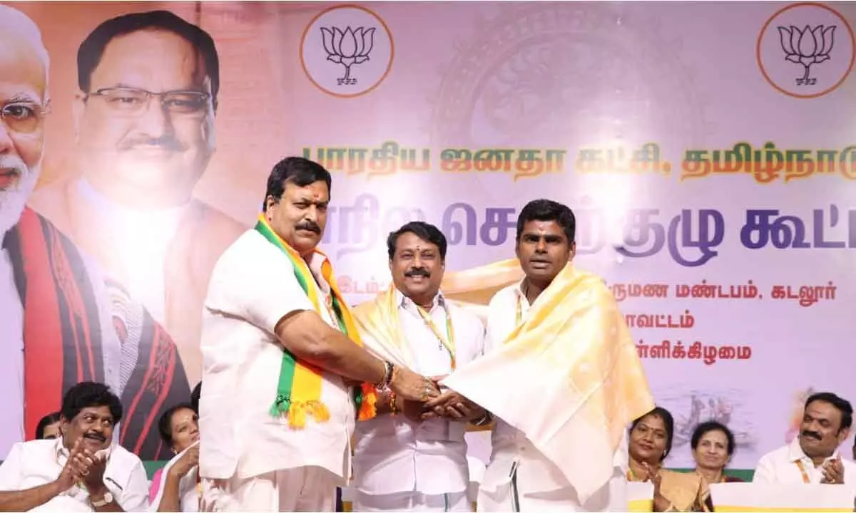 BJP National Co Incharge Tamil Nadu State Ponguleti Sudhakar Reddy felicitating party state president Annamalai at Cuddalore on Friday.