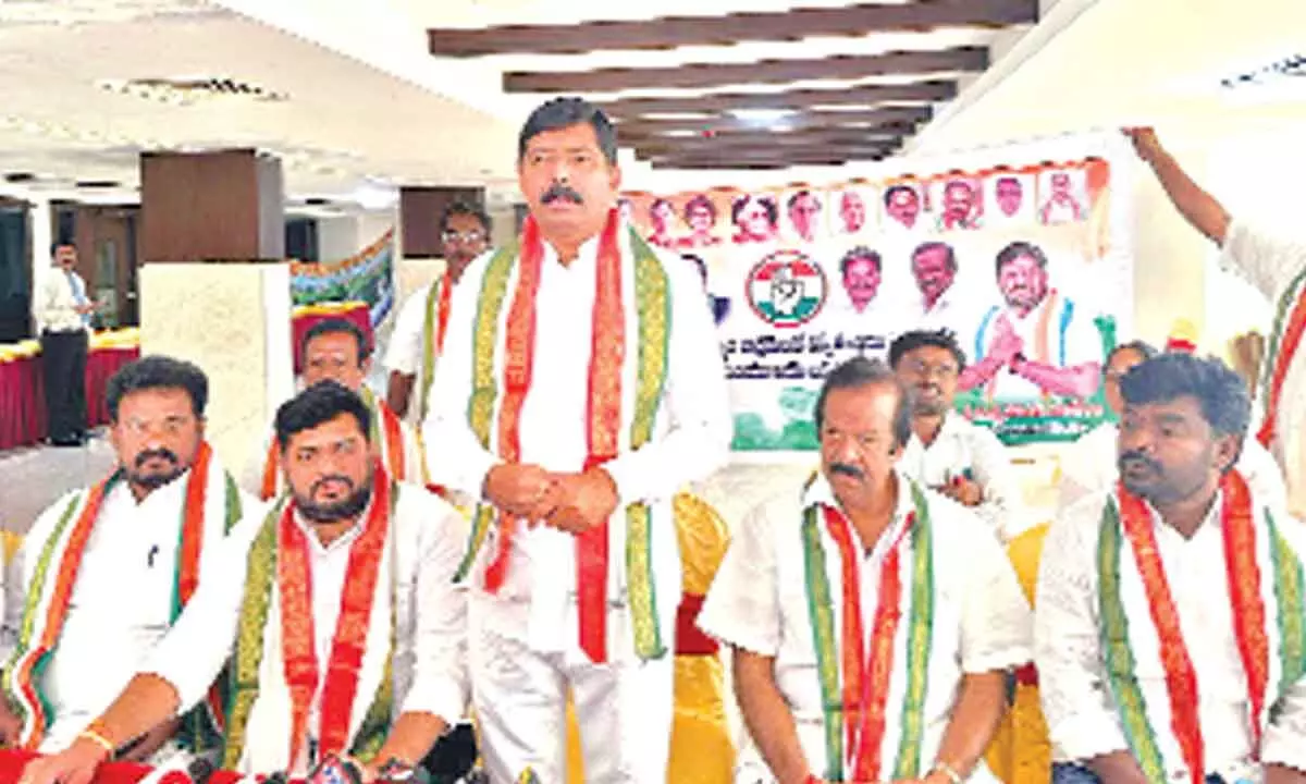 Pradesh Congress Committee president Gidugu Rudra Raju addressing party cadres meeting in Nandyal on Friday