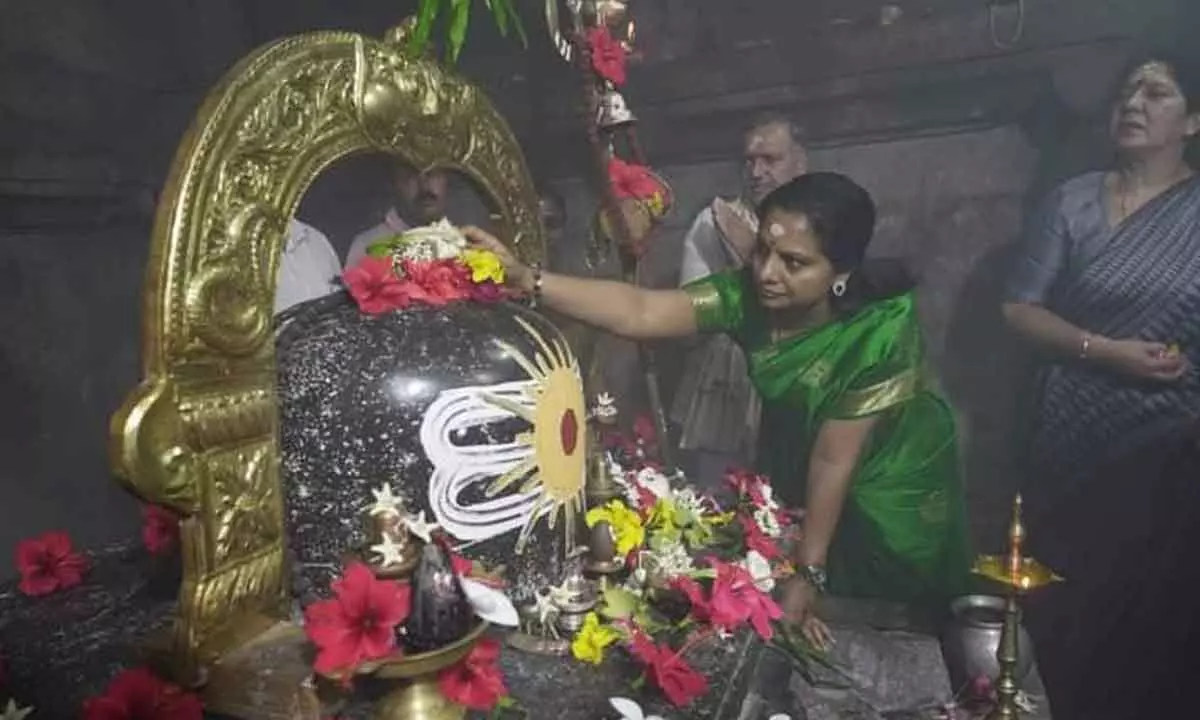 MLC Kavitha offers prayers at Ramappa Temple