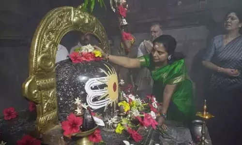 MLC Kavitha offers prayers at Ramappa Temple