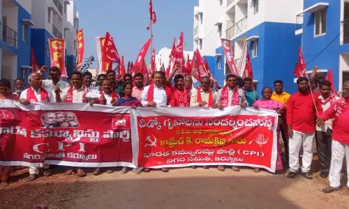 CPI state secretary K Ramakrishna along with party leaders inspecting the Tidco housing complex at Jagannatha Gattu in Kurnool on Sunday