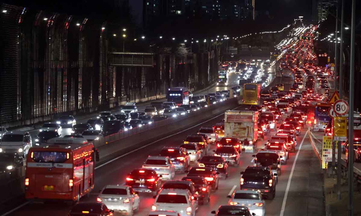 Traffic jams on highways as people return to Seoul from Lunar New Year ...