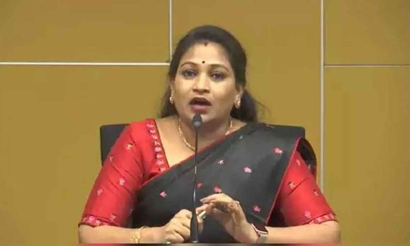 YSRCP betrayed all sections, alleges Vanitha